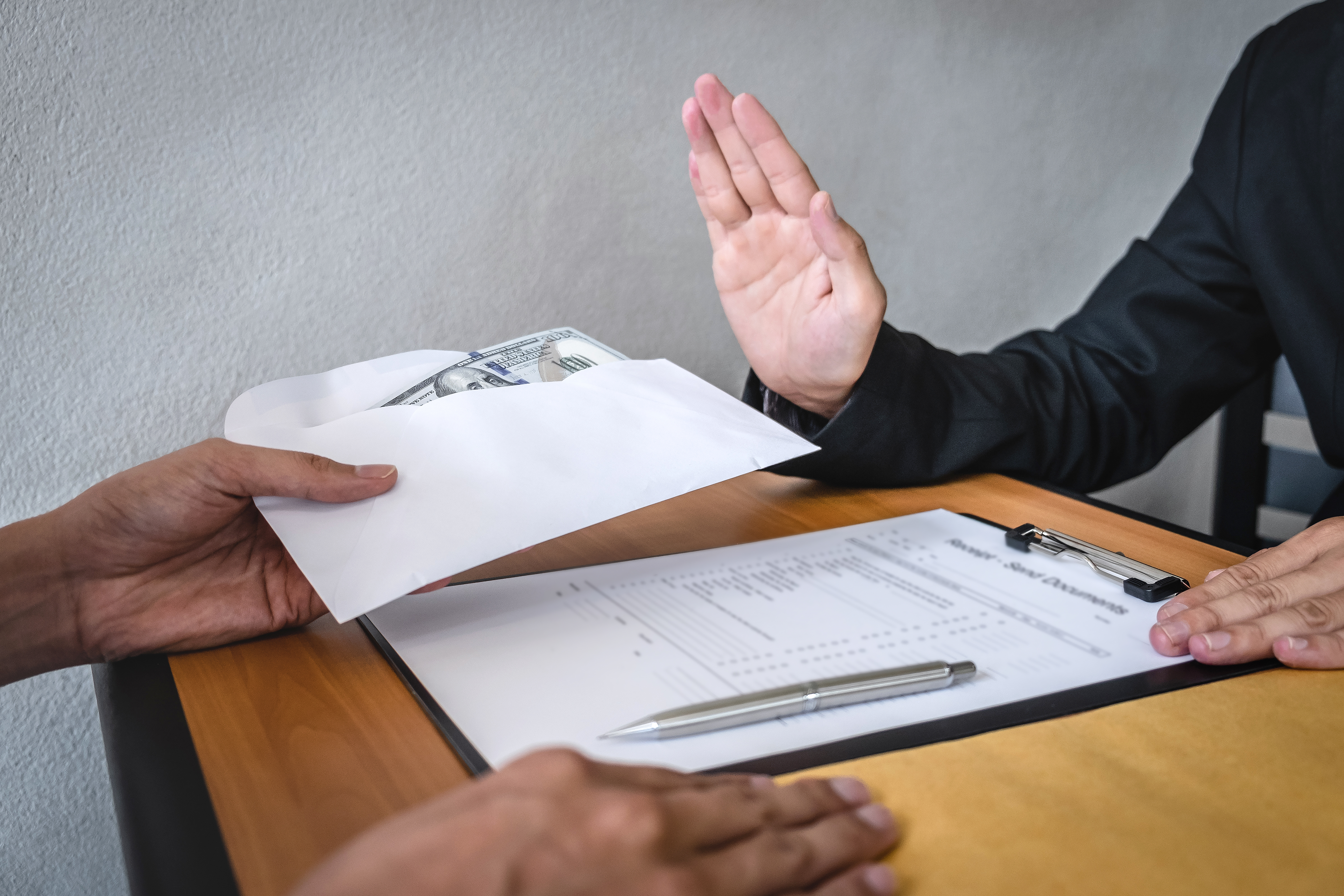 Долги по уголовным делам при банкротстве: можно ли списать