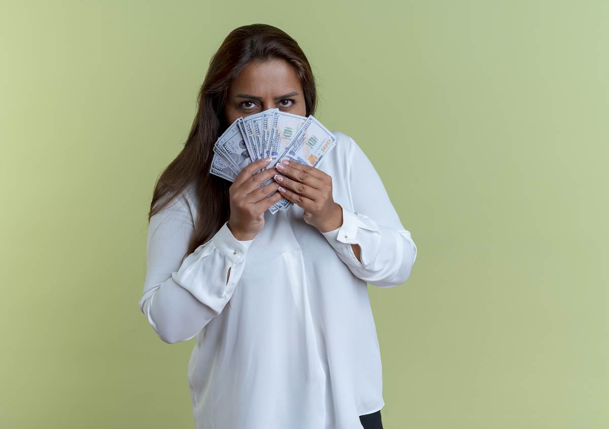 Можно ли скрыться от долгов при смене фамилии, места жительства