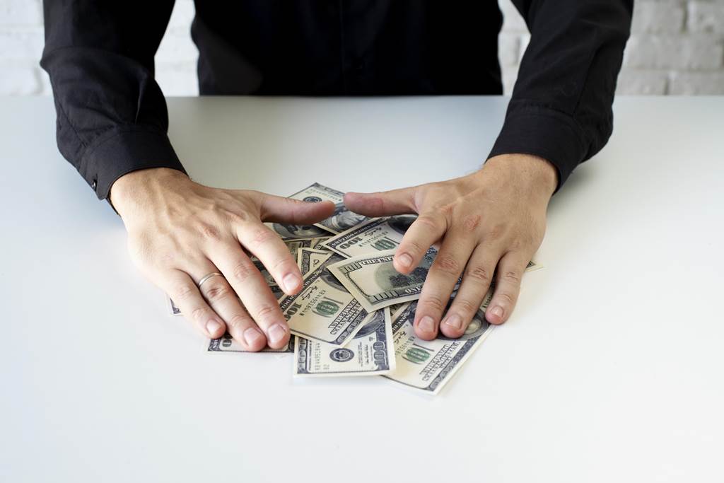 Приставы списывают всю зарплату: что делать должнику 