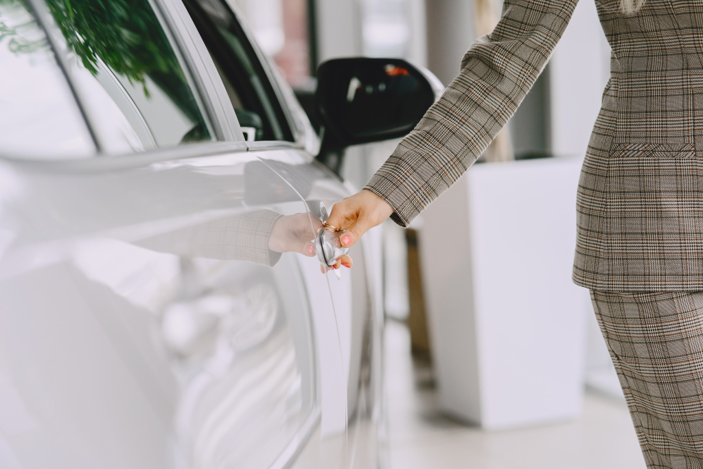 lady-car-salon-woman-buying-car-elegant-woman-brown-suit.jpg Можно ли заранее минимизировать потери по машине законно
