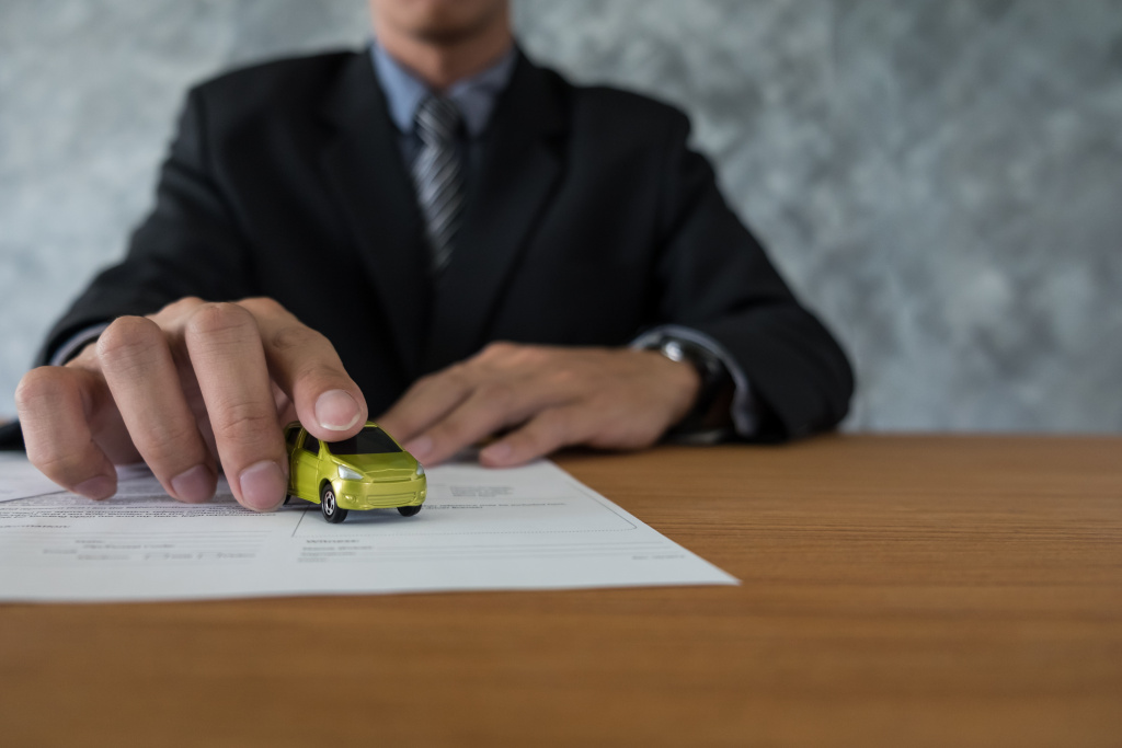transportation-ownership-concept-customer-salesman-with-car-key (1).jpg Как оценить, стоит ли идти в банкротство, если есть машина