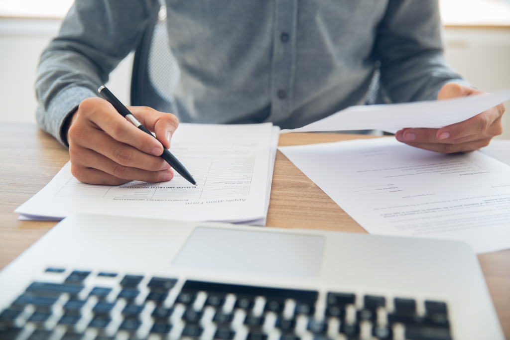 businessman-checking-documents-table.jpg Есть ли исключения: когда машину могут оставить
