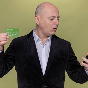 Какие карты не блокируют приставы: как сохранить деньги