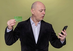 Какие карты не блокируют приставы: как сохранить деньги